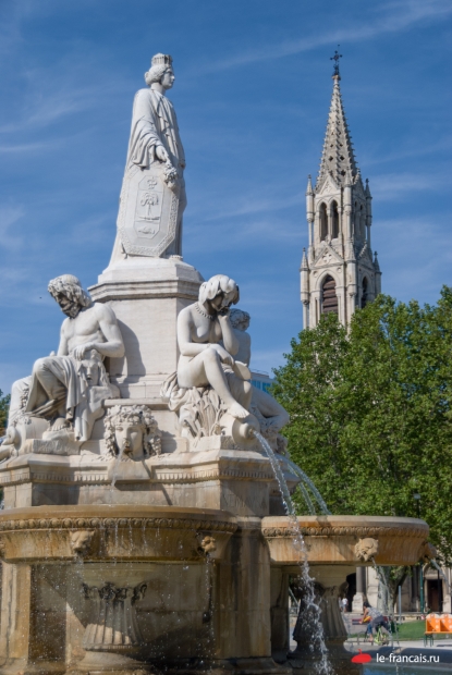 Fontaine Pradier. На голове у фигуры девушки шапочка в виде символов Нима — арены и Квадратного Дома. Фото: Илья Думов, le-francais.ru